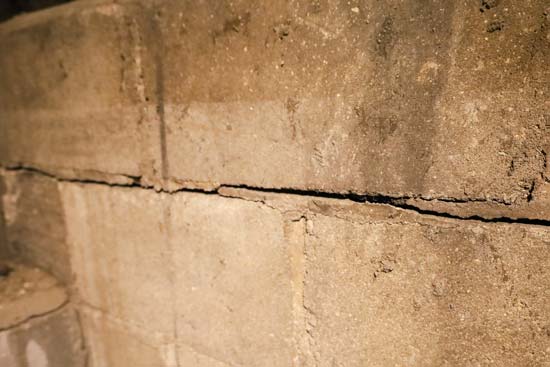 Image of horizontal foundation wall crack caused by foundation settlement.